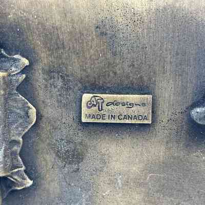 Close-Up Manufacturer's Mark