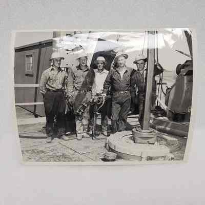 [Photo] Group of Five Men Beside Kelly, BW, Large, 1949