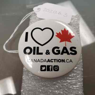[Button] "I <3 [LEAF] Oil & Gas", Canadaaction.ca w Social Media Icons, Pinback, White Black Red