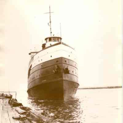 Ship entering/leaving dock
