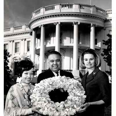 Robert Bennett in front of White House
