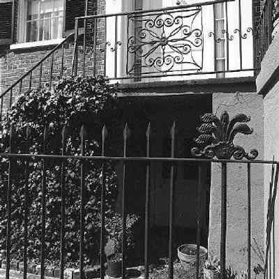 15 Church Street (Snowden House), Iron Railings