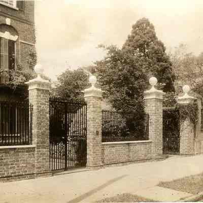 Gateway to the Pelzer Residence [Nathaniel Russell House, 51 Meeting]
