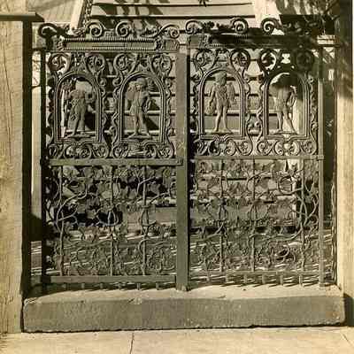 Gate, 34 Montagu Street (Christopher White and Tobias-Lopez Tenements)