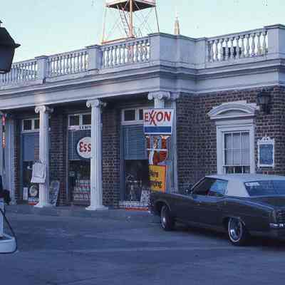 Batson's Gas Station [108 Meeting Street] and Plaque