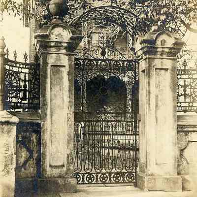 Knox-Lesesne Gate (14 Green Street)