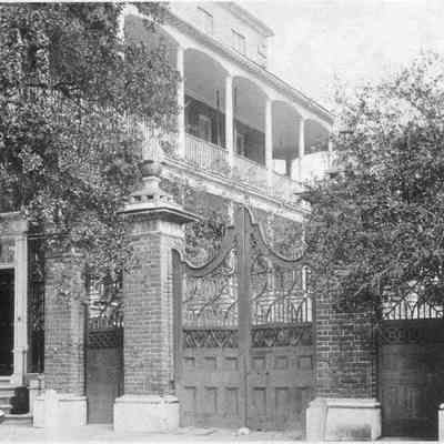 14 Legare Street (Simmons-Edwards House a/k/a Pineapple Gate House)