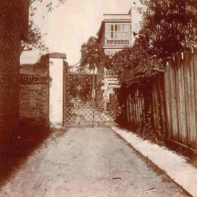 Sass Alley, Sass Gate, Robert T. Chisolm House (23 Legare Street)