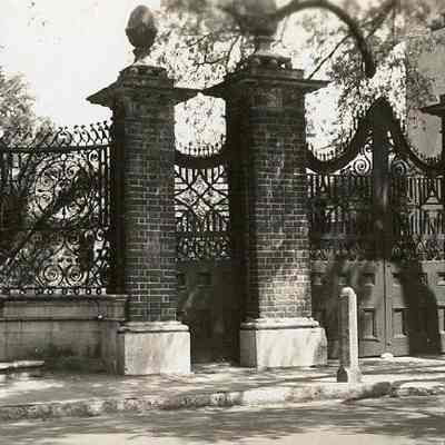 Pineapple Gates (14 Legare Street)