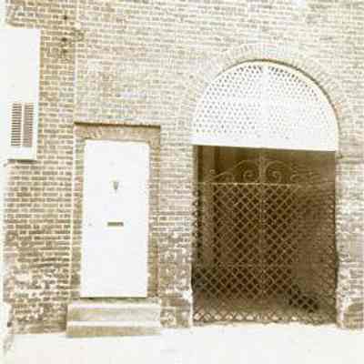27 Wentworth Street Doorway and Arched Opening
