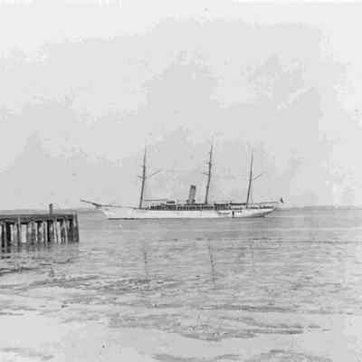 Gould's Yacht "Niagara"