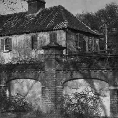 Servant's Quarters of Daniel Ravenel House and Wall from Washington Square