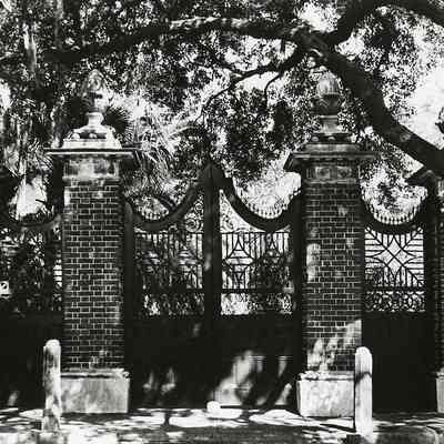 Pineapple Gates (14 Legare Street)