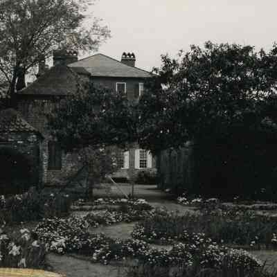 Garden of the Heyward-Washington House (87 Church Street)