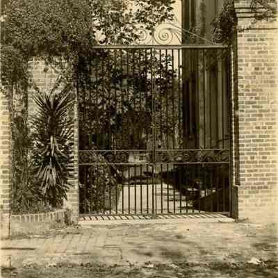Gate, 126 Tradd Street (Dr. Peter Fayssoux House)