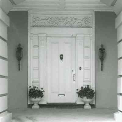 Doorway of 13 East Battery (William Ravenel House)