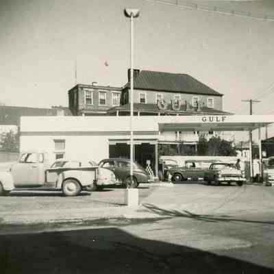 Gulf Oil Station (299 East Bay Street)