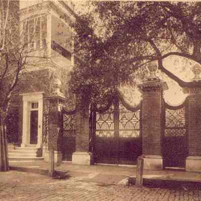 Pineapple Gate House a/k/a Simmons-Edwards House (14 Legare Street)