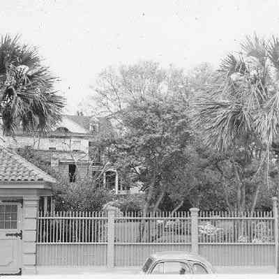 2 Water Street Garage Building and Fence Fronting East Bay Street