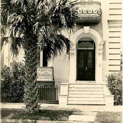 Doorway, 1 East Battery (Louis DeSaussure House)