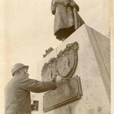 Wayne Victory removing red paint from statue 1980: Copyright: no; Origformat: Print-Photographic