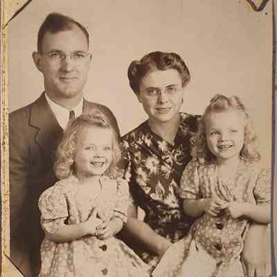 Portrait of a Family with Twins Photo by Versluis
