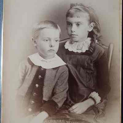 Portrait of Two Children Cabinet Card by Leonard's Metropolitan Art Gallery
