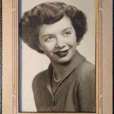 Portrait of a Woman Photo by Versluis