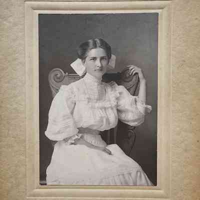 Carrie Rolfe Card Photo by Bonnell