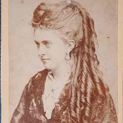 Eva Sparrow Portrait Card Photo