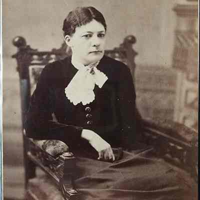 Portrait of a Woman Cabinet Card by Leonard's Metropolitan Art Gallery