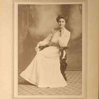 Bessie Bateman Card Photo by Riley