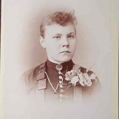 Portrait of a Woman Cabinet Card by Cheney & Lawson
