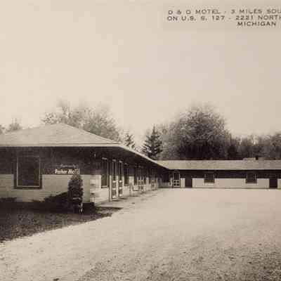 D&O Motel, Holt, Mich., Postcard