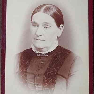 Portrait of a Woman Cabinet Card by Hiler