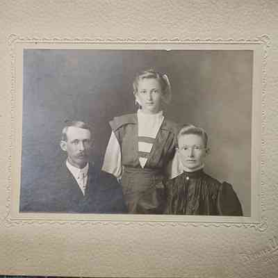 Elmer Dakin Family Card Photo by Bonnell