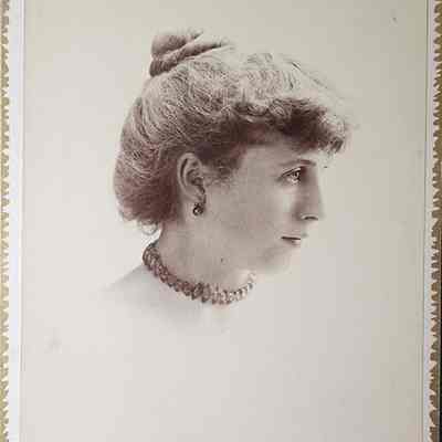 Portrait of a Woman Cabinet Card by Savigny and Christmas