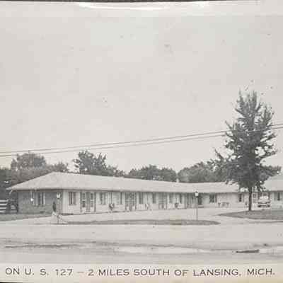 Travelier Motel, 2 Miles South of Lansing, Mich. Postcard