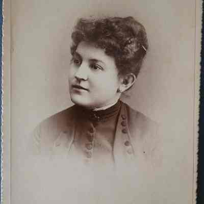 Addie Chapman Cabinet Card by Metropolitan Art Gallery
