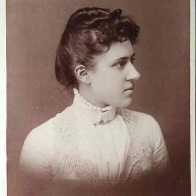 Portrait of a Woman Cabinet Card by Savigny and Christmas