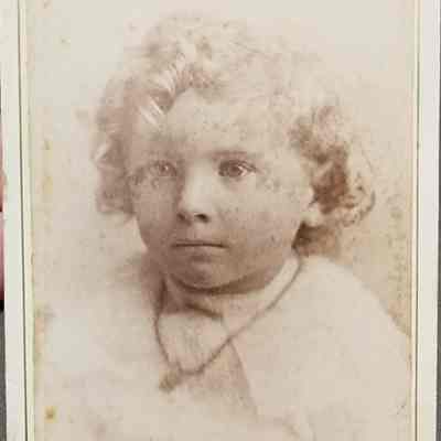Portrait of a Child CDV by Leonard's Metropolitan Art Gallery