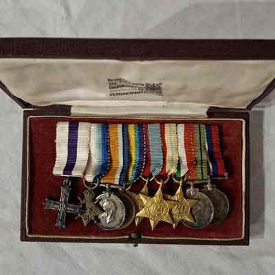 MEDALS, SET OF MINIATURE MEDALS IN CASE
