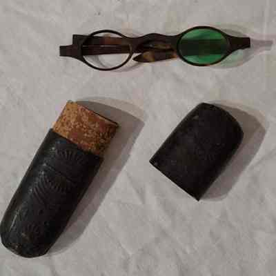 EYEGLASSES WITH LEATHER CASE