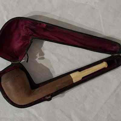 PIPE IN LEATHER CASE