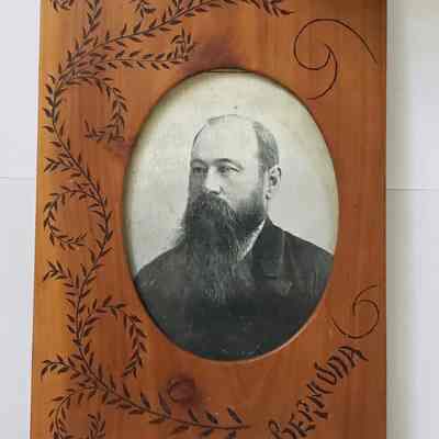 PICTURE FRAME WITH PHOTO