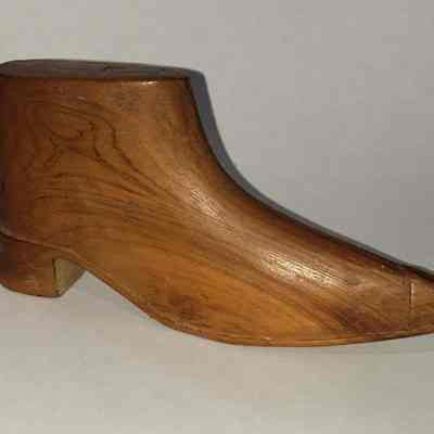 WOODEN SHOE