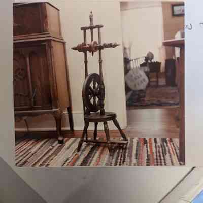 Spinning wheel, upright