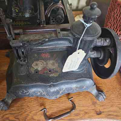 Small portable sewing machine