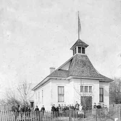 PH-0335: Rugen School Old school exterior with class