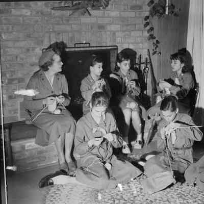 PH-1177-Jeanette(leader) -Girl Scouts knitting